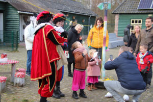 Kinderen bij de kinderboerderij